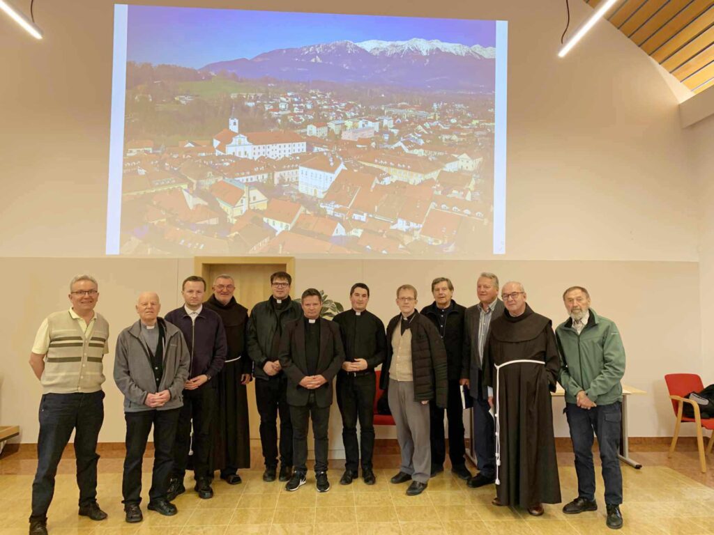 Vsi duhovniki dekanije Kamnik po koncu pastoralne konference in še pred kosilom!
